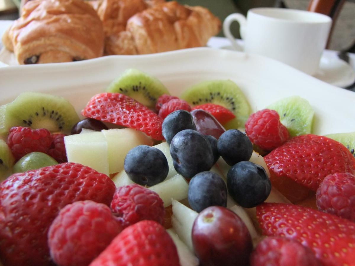 Bed and Breakfast Erw-Lon Farm Pontfaen Esterno foto